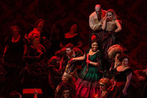 La Traviata un drama lírico que combina la pasión del amor con el peso de la culpa social