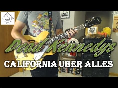 “California Über Alles” combina riffs de guitarra explosivos con una letra mordazmente satírica